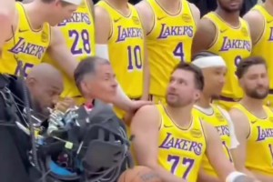 你俩是真的腻歪啊！湖人大合照，东契奇&里夫斯仍打打闹闹😂